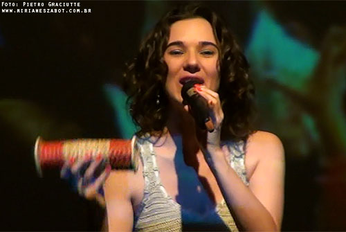 (SESI M&uacute;sica &ndash; Arte-Educa&ccedil;&atilde;o 2012. SESI P&oacute;lo Mau&aacute;/SP &ndash; no evento &ldquo;Saber em A&ccedil;&atilde;o 2012&rdquo; &ndash; 02/07/12). Viv&ecirc;ncia com Educadores: OFICINA &ldquo;MUSICALIZA&Ccedil;&Atilde;O INFANTIL - Quem n&atilde;o viu&rdquo; - Mirian&ecirc;s Zabot. Professores da rede educacional SESI - 130 pessoas. Produ&ccedil;&atilde;o: Din&acirc;mica Eventos e Produ&ccedil;&otilde;es.