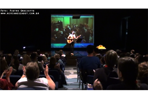 (SESI M&uacute;sica &ndash; Arte-Educa&ccedil;&atilde;o 2012. SESI P&oacute;lo Mau&aacute;/SP &ndash; no evento &ldquo;Saber em A&ccedil;&atilde;o 2012&rdquo; &ndash; 02/07/12). Viv&ecirc;ncia com Educadores: OFICINA &ldquo;MUSICALIZA&Ccedil;&Atilde;O INFANTIL - Quem n&atilde;o viu&rdquo; - Mirian&ecirc;s Zabot. Professores da rede educacional SESI - 130 pessoas. Produ&ccedil;&atilde;o: Din&acirc;mica Eventos e Produ&ccedil;&otilde;es.
