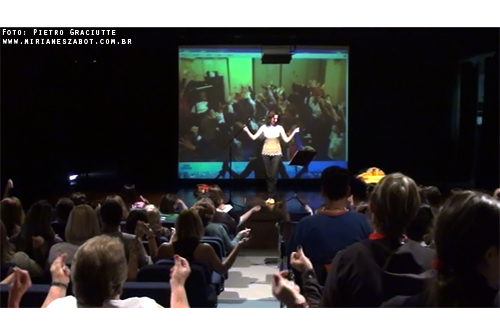 (SESI M&uacute;sica &ndash; Arte-Educa&ccedil;&atilde;o 2012. SESI P&oacute;lo Mau&aacute;/SP &ndash; no evento &ldquo;Saber em A&ccedil;&atilde;o 2012&rdquo; &ndash; 02/07/12). Viv&ecirc;ncia com Educadores: OFICINA &ldquo;MUSICALIZA&Ccedil;&Atilde;O INFANTIL - Quem n&atilde;o viu&rdquo; - Mirian&ecirc;s Zabot. Professores da rede educacional SESI - 130 pessoas. Produ&ccedil;&atilde;o: Din&acirc;mica Eventos e Produ&ccedil;&otilde;es.