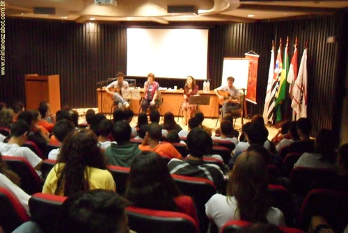 (SESI M&uacute;sica &ndash; Arte-Educa&ccedil;&atilde;o 2011. Escola do SESI Presidente Prudente/SP - Abr/2011). I Oficina Alma Sertaneja e a M&uacute;sica Caipira - Do Passado ao Presente (Mirian&ecirc;s Zabot cantora convidada do Grupo Flores Sertanejas - V&acirc;nia Borges, Ademar Farinha e Thomas Howard). Alunos do Ensino M&eacute;dio. Produ&ccedil;&atilde;o: Din&acirc;mica Eventos e Produ&ccedil;&otilde;es.