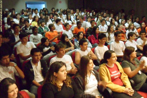 (SESI M&uacute;sica &ndash; Arte-Educa&ccedil;&atilde;o 2011. Escola do SESI Presidente Prudente/SP - Abr/2011). I Oficina Alma Sertaneja e a M&uacute;sica Caipira - Do Passado ao Presente (Mirian&ecirc;s Zabot cantora convidada do Grupo Flores Sertanejas - V&acirc;nia Borges, Ademar Farinha e Thomas Howard). Alunos do Ensino M&eacute;dio. Produ&ccedil;&atilde;o: Din&acirc;mica Eventos e Produ&ccedil;&otilde;es.