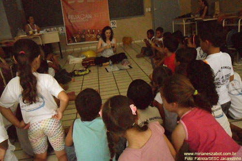 (FEJACAN nas Escolas - SESC Jacarezinho/PR. Escola Maria Tereza Andrade Quevedo &ndash; Rede Municipal - Nov/2011). OFICINA &ldquo;MUSICALIZA&Ccedil;&Atilde;O INFANTIL - Quem n&atilde;o viu&rdquo; - Mirian&ecirc;s Zabot. Alunos da Pr&eacute; e primeira s&eacute;rie I. 
