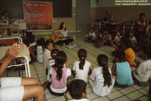 (FEJACAN nas Escolas - SESC Jacarezinho/PR. Escola Maria Tereza Andrade Quevedo &ndash; Rede Municipal - Nov/2011). OFICINA &ldquo;MUSICALIZA&Ccedil;&Atilde;O INFANTIL - Quem n&atilde;o viu&rdquo; - Mirian&ecirc;s Zabot. Alunos da Pr&eacute; e primeira s&eacute;rie I. 