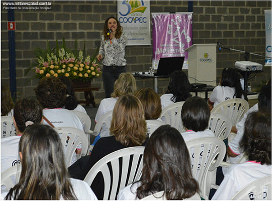  (8&ordm; Encontro de Mulheres Cooperativistas - Cocapec, Sicoob Credicocapec e Sescoop - Na sede da Cocapec Franca/SP - 11/04/15).  Mirian&ecirc;s Zabot ministra Oficina Canto M&uacute;sica Brasileira. Para 200 participantes. Hair Stylists: Mauro de Oliveira &ndash; Retr&ocirc; Hair. Foto: Setor de Comunica&ccedil;&atilde;o Cocapec. 