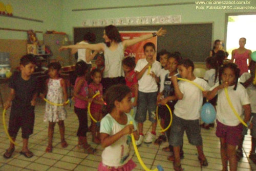 (FEJACAN nas Escolas - SESC Jacarezinho/PR. Escola Maria Tereza Andrade Quevedo &ndash; Rede Municipal - Nov/2011). OFICINA &ldquo;MUSICALIZA&Ccedil;&Atilde;O INFANTIL - Quem n&atilde;o viu&rdquo; - Mirian&ecirc;s Zabot. Alunos da Pr&eacute; e primeira s&eacute;rie II. 
