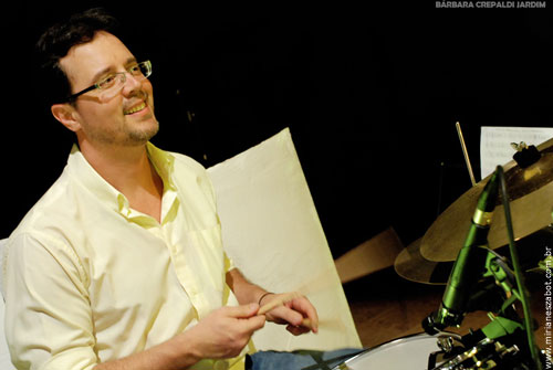 Bateria e arranjos: Percio Sapia. Fotos: B&aacute;rbara Crepaldi Jardim. (Campinas-SP, 05/10/2008)