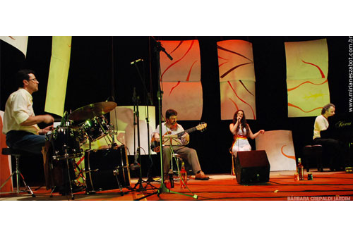 Grava&ccedil;&atilde;o do DVD Mosaico Foto-Prosaico - Mirian&ecirc;s Zabot - Ao Vivo. Audit&oacute;rio do Instituto de Artes da Unicamp. Voz: Mirian&ecirc;s Zabot | Baixo e arranjos: Itamar Colla&ccedil;o | Piano e arranjos: Marinho Boffa | Bateria e arranjos: Percio Sapia | Dire&ccedil;&atilde;o Musical: Mirian&ecirc;s Zabot e Itamar Colla&ccedil;o. Fotos: B&aacute;rbara Crepaldi Jardim. (Campinas-SP, 05/10/2008)