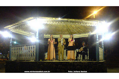 Cantora convidada Mirian&ecirc;s Zabot no espet&aacute;culo teatro-musical Flores Sertanejas, pelo Circuito Cultural Paulista. Elenco/Cantores: Helder Mariani, V&acirc;nia Borges, Mirian&ecirc;s Zabot, Elenco/Viola Caipira: Ademar Farinha, Elenco/Viol&atilde;o 7 cordas: Thomas Howard. Concep&ccedil;&atilde;o e roteiro: Helder Mariani e V&acirc;nia Borges. Dire&ccedil;&atilde;o c&ecirc;nica: Francisco Bretas. Dire&ccedil;&atilde;o Musical: Ademar Farinha. Foto: Juliana Santos (Cabreuva - S&atilde;o Paulo 15/08/09)