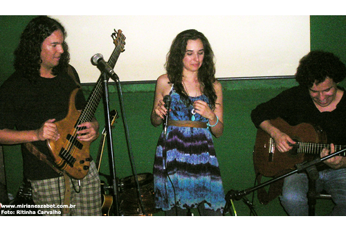 Part. Mirian&ecirc;s Zabot, Sandro Dornelles, Ritinha Carvalho e Dani Nega, no Show de Thiago Augusto. Baixo: Sandro Livahck. Hair Stylists: Mauro de Oliveira. Foto: Ritinha Carvalho (Boteco Reza Vela - S&atilde;o Paulo/SP 17/04/10)