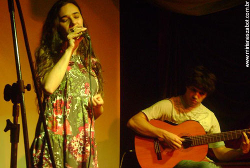 II Pocket-Shows de pr&eacute;-lan&ccedil;amento dos Cds Mosaico Foto-Prosaico de Mirian&ecirc;s Zabot e A Kind Of Bossa de Rodrigo Del Arc ao viol&atilde;o Leandro Brenner. Foto por Leandro de Paula. (Villaggio Caf&eacute; - S&atilde;o Paulo - 20/09/2008)