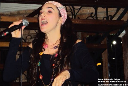 Pocket-Show Mosaico Foto-Prosaico - Mirian&ecirc;s Zabot, no Agito Cultural. Viol&atilde;o: Sandro Dornelles. Dire&ccedil;&atilde;o Art&iacute;stica: Vin&iacute;cius Piedade e Mirian&ecirc;s Zabot. Hair Stylists: Mauro de Oliveira. Acess&oacute;rios/Faixa: Milena Silveira. Realiza&ccedil;&atilde;o: Rasz 5 - Comunica&ccedil;&atilde;o Visual. Foto: Eduardo Felipe, cedida por M&aacute;rcia Mattos (S&atilde;o Paulo 05/06/2010 - Miquelina Bar & Arte)