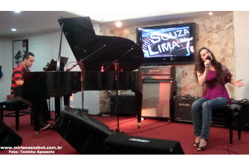 Mirian&ecirc;s Zabot, no programa Show Total Souza Lima na TV (www.souzalima.com.br/showtotal). Grava&ccedil;&atilde;o de entrevista e Pocket Show, no SL Music Hall do Souza Lima Ensino de M&uacute;sica. Apresentado por Carol Martin. Piano: Anderson Alves. (S&atilde;o Paulo/SP 13/07/2010)