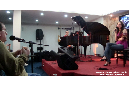 Grava&ccedil;&atilde;o de entrevista e Pocket Show com Mirian&ecirc;s Zabot, no programa Papo de M&uacute;sico, para R&aacute;dio USP FM (www.radio.usp.br). Produzido e Apresentado por Toninho Spessoto. Piano: Anderson Alves. Gravado no SL Music Hall do Souza Lima Ensino de M&uacute;sica (www.souzalima.com.br). (S&atilde;o Paulo/SP 13/07/2010)