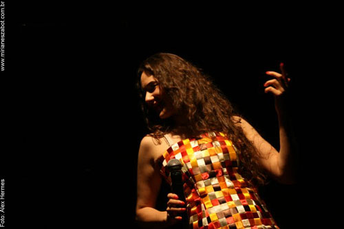 (Fortaleza/CE 22/09/2010 - Centro Cultural do Banco do Nordeste)
Show Mosaico Foto-Prosaico - Mirian&ecirc;s Zabot na IV Mostra BNB da Can&ccedil;&atilde;o Brasileira Independente. Piano: Felipe Siles. Dire&ccedil;&atilde;o Art&iacute;stica: Vin&iacute;cius Piedade e Mirian&ecirc;s Zabot. Figurino: Deise Cristina Meneguzzi. Hair Stylists: Mauro de Oliveira. Foto: Alex Hermes.