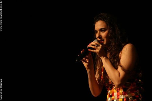 (Fortaleza/CE 22/09/2010 - Centro Cultural do Banco do Nordeste)
Show Mosaico Foto-Prosaico - Mirian&ecirc;s Zabot na IV Mostra BNB da Can&ccedil;&atilde;o Brasileira Independente. Piano: Felipe Siles. Dire&ccedil;&atilde;o Art&iacute;stica: Vin&iacute;cius Piedade e Mirian&ecirc;s Zabot. Figurino: Deise Cristina Meneguzzi. Hair Stylists: Mauro de Oliveira. Foto: Alex Hermes.