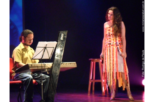(Sousa/PB 24/09/2010 - Centro Cultural do Banco do Nordeste)
Show Mosaico Foto-Prosaico - Mirian&ecirc;s Zabot na IV Mostra BNB da Can&ccedil;&atilde;o Brasileira Independente. Piano: Felipe Siles. Dire&ccedil;&atilde;o Art&iacute;stica: Vin&iacute;cius Piedade e Mirian&ecirc;s Zabot. Figurino: Deise Cristina Meneguzzi. Hair Stylists: Mauro de Oliveira. Foto: Rodrigo de Paula.