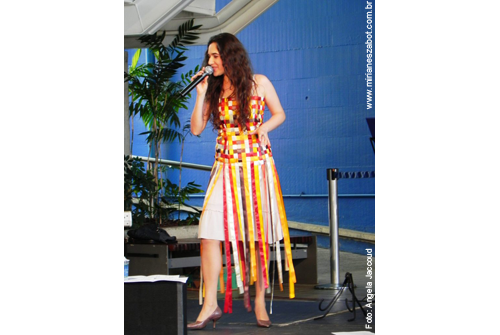 (S&atilde;o Paulo 12/10/2010 - Sesc Vila Mariana)
Show Mosaico Foto-Prosaico - Mirian&ecirc;s Zabot. Piano: Felipe Siles, Baixo: Gustavo Sato, Bateria: Jabes Felipe. Dire&ccedil;&atilde;o Art&iacute;stica: Vin&iacute;cius Piedade e Mirian&ecirc;s Zabot. Figurino: Deise Cristina Meneguzzi. Hair Stylists: Mauro de Oliveira. Produ&ccedil;&atilde;o: Fran Carlo Produ&ccedil;&otilde;es. Foto: Angela Jaccoud.
