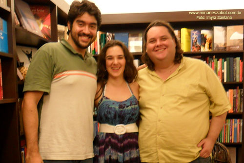 Na Foto: Eduardo (Ponto do Livro), Mirian&ecirc;s Zabot e Alexandre Terreri. Grava&ccedil;&atilde;o de entrevista com a cantora Mirian&ecirc;s Zabot, para o programa Cultura em Foco (www.culturaemfoco.com.br), na Pocket TV (www.pockettv.com.br). Apresenta&ccedil;&atilde;o/Produ&ccedil;&atilde;o/Dire&ccedil;&atilde;o Geral: Alexandre Terreri. Colabora&ccedil;&atilde;o/Fotos: Imyra Santana. Roteiro/Assist&ecirc;ncia de Apresenta&ccedil;&atilde;o: Alessandra Bourdot. Gravado na Ponto do Livro &ndash; Livraria, Caf&eacute; & Arte. Hair Stylists: Mauro de Oliveira. (S&atilde;o Paulo/SP 30/03/2011)