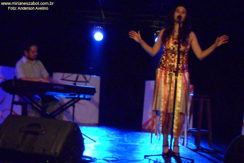 (S&atilde;o Paulo 18/03/2011 - Teatro da Vila) Show Mosaico Foto-Prosaico - Mirian&ecirc;s Zabot. Piano: Felipe Siles. Dire&ccedil;&atilde;o Art&iacute;stica: Vin&iacute;cius Piedade e Mirian&ecirc;s Zabot. Figurino: Deise Cristina Meneguzzi. Hair Stylists: Mauro de Oliveira. Cen&aacute;rio: Natalia Reis e Cyntia Ueda. Realiza&ccedil;&atilde;o: Raso da Catarina. Fotos: Anderson Avelino.