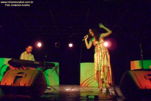 (S&atilde;o Paulo 18/03/2011 - Teatro da Vila) Show Mosaico Foto-Prosaico - Mirian&ecirc;s Zabot. Piano: Felipe Siles. Dire&ccedil;&atilde;o Art&iacute;stica: Vin&iacute;cius Piedade e Mirian&ecirc;s Zabot. Figurino: Deise Cristina Meneguzzi. Hair Stylists: Mauro de Oliveira. Cen&aacute;rio: Natalia Reis e Cyntia Ueda. Realiza&ccedil;&atilde;o: Raso da Catarina. Fotos: Anderson Avelino.