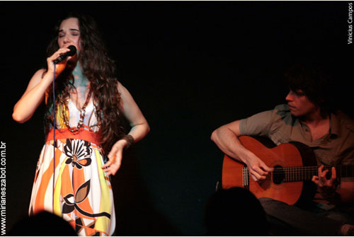 III Pocket-Shows de pr&eacute;-lan&ccedil;amento dos Cds Mosaico Foto-Prosaico de Mirian&ecirc;s Zabot e A Kind Of Bossa de Rodrigo Del Arc ao viol&atilde;o Leandro Brenner. Foto por Vin&iacute;cius Campos. (Villaggio Caf&eacute; - S&atilde;o Paulo - 22/11/2008)