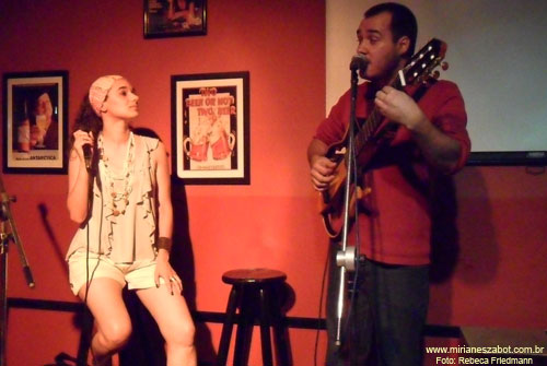 Part. Mirian&ecirc;s Zabot no show J&aacute; &Eacute; de Andr&eacute; Fernandes e Thiago Augusto. Acess&oacute;rios/Faixa: Milena Silveira. Foto: Rebeca Friedmann (S&atilde;o Paulo 23/04/2011 - Baga&ccedil;a Botequim)