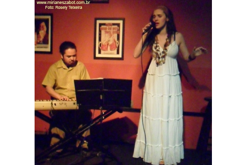 (S&atilde;o Paulo 07/05/2011 - Baga&ccedil;a Botequim) Pr&eacute;-Estreia no NOVO Show Minha Terra Alheia - Mirian&ecirc;s Zabot. Piano: Felipe Siles. Dire&ccedil;&atilde;o Art&iacute;stica: Vin&iacute;cius Piedade e Mirian&ecirc;s Zabot. Hair Stylists: Mauro de Oliveira. Fotos: Rosely Teixeira.