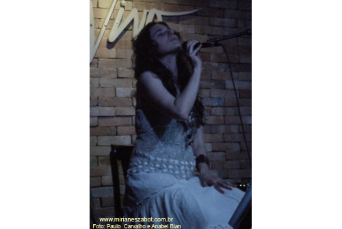 (S&atilde;o Paulo 23/06/2011 - Ao Vivo Music) Pr&eacute;-Estreia no NOVO Show Minha Terra Alheia - Mirian&ecirc;s Zabot. Piano: Felipe Siles. Percuss&atilde;o: Emilio Martins. Dire&ccedil;&atilde;o Art&iacute;stica: Vin&iacute;cius Piedade e Mirian&ecirc;s Zabot. Hair Stylists: Mauro de Oliveira. Fotos: Paulo Carvalho e Anabel Bian.