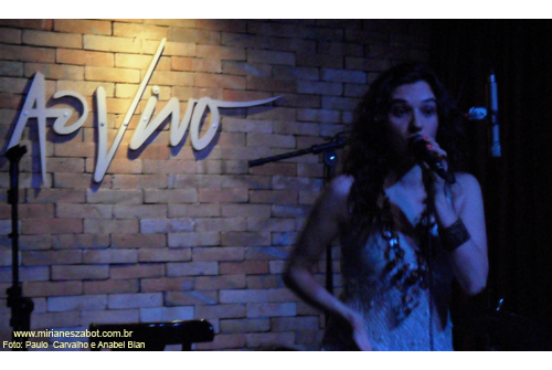 (S&atilde;o Paulo 23/06/2011 - Ao Vivo Music) Pr&eacute;-Estreia no NOVO Show Minha Terra Alheia - Mirian&ecirc;s Zabot. Piano: Felipe Siles. Percuss&atilde;o: Emilio Martins. Dire&ccedil;&atilde;o Art&iacute;stica: Vin&iacute;cius Piedade e Mirian&ecirc;s Zabot. Hair Stylists: Mauro de Oliveira. Fotos: Paulo Carvalho e Anabel Bian.