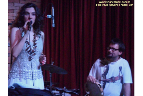 (S&atilde;o Paulo 23/06/2011 - Ao Vivo Music) Pr&eacute;-Estreia no NOVO Show Minha Terra Alheia - Mirian&ecirc;s Zabot. Piano: Felipe Siles. Percuss&atilde;o: Emilio Martins. Dire&ccedil;&atilde;o Art&iacute;stica: Vin&iacute;cius Piedade e Mirian&ecirc;s Zabot. Hair Stylists: Mauro de Oliveira. Fotos: Paulo Carvalho e Anabel Bian.