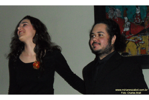 (S&atilde;o Paulo 09/06/2011 - Ponto do livro - Livraria, caf&eacute; e arte) Show Mosaico Foto-Prosaico - Mirian&ecirc;s Zabot. Piano: Felipe Siles. Dire&ccedil;&atilde;o Art&iacute;stica: Vin&iacute;cius Piedade e Mirian&ecirc;s Zabot. Figurino: Deise Cristina Meneguzzi. Hair Stylists: Mauro de Oliveira. Fotos: Charles Brait.