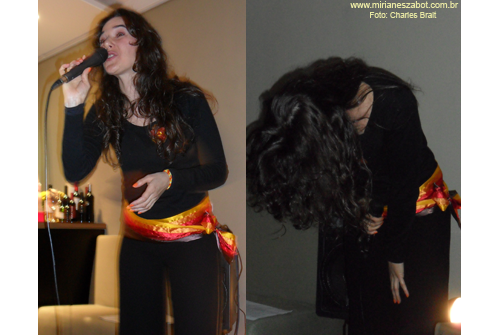 (S&atilde;o Paulo 09/06/2011 - Ponto do livro - Livraria, caf&eacute; e arte) Show Mosaico Foto-Prosaico - Mirian&ecirc;s Zabot. Piano: Felipe Siles. Dire&ccedil;&atilde;o Art&iacute;stica: Vin&iacute;cius Piedade e Mirian&ecirc;s Zabot. Figurino: Deise Cristina Meneguzzi. Hair Stylists: Mauro de Oliveira. Fotos: Charles Brait.