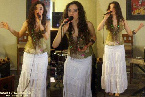 (S&atilde;o Paulo 22/07/2011 - Ponto do livro - Livraria, caf&eacute; e arte) Pr&eacute;-Estreia no NOVO Show Minha Terra Alheia - Mirian&ecirc;s Zabot. Piano: Felipe Siles. Percuss&atilde;o: Carlos Brito Jr. Hair Stylists: Mauro de Oliveira. Fotos: Altiery Monteiro.