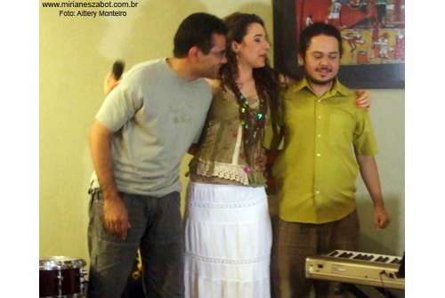 (S&atilde;o Paulo 22/07/2011 - Ponto do livro - Livraria, caf&eacute; e arte) Pr&eacute;-Estreia no NOVO Show Minha Terra Alheia - Mirian&ecirc;s Zabot. Piano: Felipe Siles. Percuss&atilde;o: Carlos Brito Jr. Hair Stylists: Mauro de Oliveira. Fotos: Altiery Monteiro.