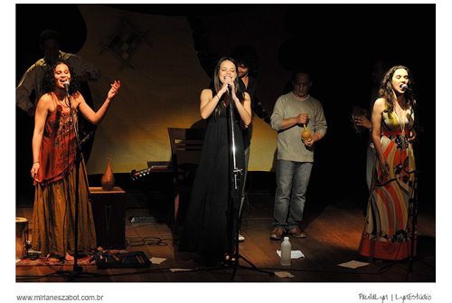 (S&atilde;o Paulo 26/08/2011 - Teatro do Centro da Terra) Show E no C&eacute;u Triscava Raio de Cau&ecirc; Proc&oacute;pio. Participa&ccedil;&atilde;o de Mirian&ecirc;s Zabot, J&oacute; Santos, Monahyr Campos, Nath&aacute;lia Mancinelli, Ivan Flavio, Rafa da Rabeca e Maria Rosa Caldas. Dire&ccedil;&atilde;o: Vin&iacute;cius Piedade. Fotos: paulalyn.com.br.