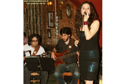 (S&atilde;o Paulo 25/08/2011 - Magn&oacute;lia Villa Bar) Show Gafieiras e Outras Verves - Mirian&ecirc;s Zabot e Banda (BAILE DE GAFIEIRA), com participa&ccedil;&atilde;o de Kadu Ayala. Encerrando a temporada no anivers&aacute;rio do Magn&oacute;lia Villa Bar. Viol&atilde;o: Raphael Cortezi. Baixo: Giancarlo Barletta. Bateria: Teo Garfunnkel. Hair Stylists: Mauro de Oliveira. Fotos: www.baressp.com.br/fotos/fotos.asp?b=15084.