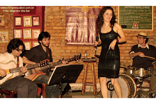 (S&atilde;o Paulo 25/08/2011 - Magn&oacute;lia Villa Bar) Show Gafieiras e Outras Verves - Mirian&ecirc;s Zabot e Banda (BAILE DE GAFIEIRA). Encerrando a temporada no anivers&aacute;rio do Magn&oacute;lia Villa Bar. Viol&atilde;o: Raphael Cortezi. Baixo: Giancarlo Barletta. Bateria: Teo Garfunnkel. Hair Stylists: Mauro de Oliveira. Fotos: www.baressp.com.br/fotos/fotos.asp?b=15084.