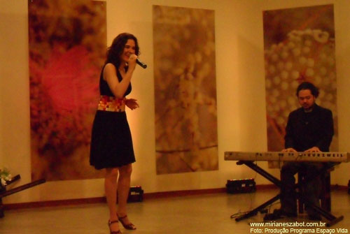 Mirian&ecirc;s Zabot no programa Espa&ccedil;o Vida da TV Aparecida (www.paulinas.com.br - TVA 166 - 231 Telef&ocirc;nica e canais parab&oacute;licos - Canal 41 digital). Apresentado por Nice Passos. Piano: Felipe Siles. Figurino: Deise Cristina Meneguzzi. Hair Stylists: Mauro de Oliveira. (S&atilde;o Paulo/SP 17/10/2011)