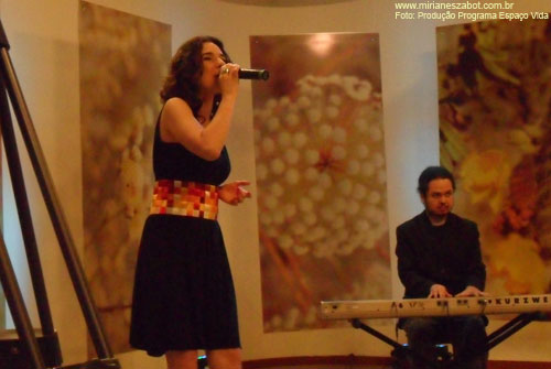 Mirian&ecirc;s Zabot no programa Espa&ccedil;o Vida da TV Aparecida (www.paulinas.com.br - TVA 166 - 231 Telef&ocirc;nica e canais parab&oacute;licos - Canal 41 digital). Apresentado por Nice Passos. Piano: Felipe Siles. Figurino: Deise Cristina Meneguzzi. Hair Stylists: Mauro de Oliveira. (S&atilde;o Paulo/SP 17/10/2011)