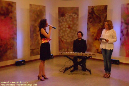 Mirian&ecirc;s Zabot no programa Espa&ccedil;o Vida da TV Aparecida (www.paulinas.com.br - TVA 166 - 231 Telef&ocirc;nica e canais parab&oacute;licos - Canal 41 digital). Apresentado por Nice Passos. Piano: Felipe Siles. Figurino: Deise Cristina Meneguzzi. Hair Stylists: Mauro de Oliveira. (S&atilde;o Paulo/SP 17/10/2011)