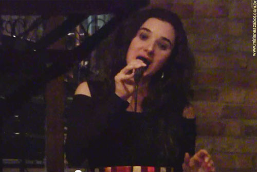 (S&atilde;o Paulo 09/07/2011 - Miquelina Arte e Bar) Show Mosaico Foto-Prosaico - Mirian&ecirc;s Zabot, no evento Terapia Arte Ativa. Viol&atilde;o: Leandro Lat&uacute;. Dire&ccedil;&atilde;o Art&iacute;stica: Vin&iacute;cius Piedade e Mirian&ecirc;s Zabot. Figurino: Deise Cristina Meneguzzi. Hair Stylists: Mauro de Oliveira. Realiza&ccedil;&atilde;o: RASZ5.