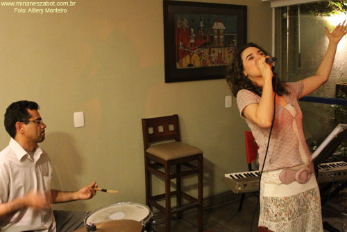 (S&atilde;o Paulo 14/10/2011 - Ponto do livro - Livraria, caf&eacute; e arte) Pr&eacute;-Estreia no NOVO Show Minha Terra Alheia - Mirian&ecirc;s Zabot. Piano: Felipe Siles. Percuss&atilde;o: Carlos Brito Jr. Hair Stylists: Mauro de Oliveira. Fotos: Altiery Monteiro.
