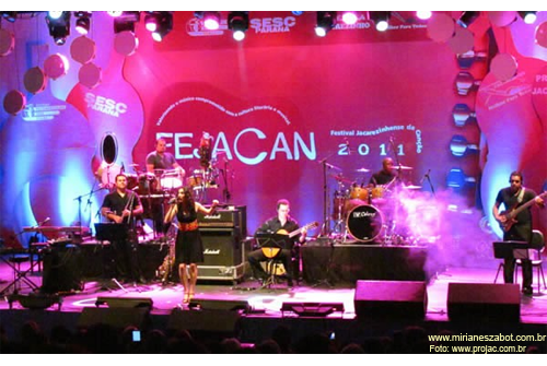 (Jacarezinho-PR 11/11/2011 - FEJACAN - SESC PR - Festival Jacarezinhense da Can&ccedil;&atilde;o) Part. de Mirian&ecirc;s Zabot com can&ccedil;&otilde;es do CD Mosaico Foto-Prosaico - A Chaga ( Fausto Prado / Caetano Silveira) e 1/2% de Tristeza ( Alexandre Florez ). Diretor Musical: Du Javaro, Banda de Apoio: Luciano Almeida(teclado), Nelson(Guitarra, Syrton Oliveria(Sax), Antonio Carlos(Bateria), Rafael Oliveira(Baixo), Buyu(Percuss&atilde;o). Dire&ccedil;&atilde;o Geral e &Aacute;udio: Wladnei Dam&aacute;lio. Figurino: Deise Cristina Meneguzzi. Hair Stylists: Mauro de Oliveira. Realiza&ccedil;&atilde;o: SESC PR e Prefeitura Municipal de Jacarezinho-PR. Fotos: www.projac.com.br.