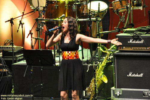 (Jacarezinho-PR 11/11/2011 - FEJACAN - SESC PR - Festival Jacarezinhense da Can&ccedil;&atilde;o) Part. de Mirian&ecirc;s Zabot com can&ccedil;&otilde;es do CD Mosaico Foto-Prosaico - A Chaga ( Fausto Prado / Caetano Silveira) e 1/2% de Tristeza ( Alexandre Florez ). Diretor Musical: Du Javaro, Banda de Apoio: Luciano Almeida(teclado), Nelson(Guitarra, Syrton Oliveria(Sax), Antonio Carlos(Bateria), Rafael Oliveira(Baixo), Buyu(Percuss&atilde;o). Dire&ccedil;&atilde;o Geral e &Aacute;udio: Wladnei Dam&aacute;lio. Figurino: Deise Cristina Meneguzzi. Hair Stylists: Mauro de Oliveira. Realiza&ccedil;&atilde;o: SESC PR e Prefeitura Municipal de Jacarezinho-PR. Fotos: Edson Migliari.