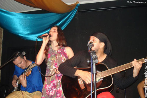 II Sarau OctOpus Galdino - Part. Mirian&ecirc;s Zabot, cantando a M&uacute;sica Hedonista. Ao lado Galdino e Fernando Diniz. Foto: Cris Nascimento (Villaggio Caf&eacute; - S&atilde;o Paulo - 23/11/2008)