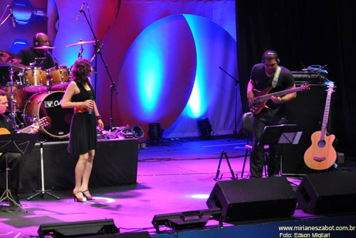 (Jacarezinho-PR 11/11/2011 - FEJACAN - SESC PR - Festival Jacarezinhense da Can&ccedil;&atilde;o) Part. de Mirian&ecirc;s Zabot com can&ccedil;&otilde;es do CD Mosaico Foto-Prosaico - A Chaga ( Fausto Prado / Caetano Silveira) e 1/2% de Tristeza ( Alexandre Florez ). Diretor Musical: Du Javaro, Banda de Apoio: Luciano Almeida(teclado), Nelson(Guitarra, Syrton Oliveria(Sax), Antonio Carlos(Bateria), Rafael Oliveira(Baixo), Buyu(Percuss&atilde;o). Dire&ccedil;&atilde;o Geral e &Aacute;udio: Wladnei Dam&aacute;lio. Figurino: Deise Cristina Meneguzzi. Hair Stylists: Mauro de Oliveira. Realiza&ccedil;&atilde;o: SESC PR e Prefeitura Municipal de Jacarezinho-PR. Fotos: Edson Migliari.