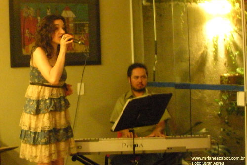 (S&atilde;o Paulo 01/12/2011 - Ponto do livro - Livraria, caf&eacute; e arte) Pr&eacute;-Estreia no NOVO Show Minha Terra Alheia - Mirian&ecirc;s Zabot. Participa&ccedil;&atilde;o especial: Sarah Abreu. Piano: Felipe Siles. Percuss&atilde;o: Carlos Brito Jr. Hair Stylists: Mauro de Oliveira. Fotos: Sarah Abreu.