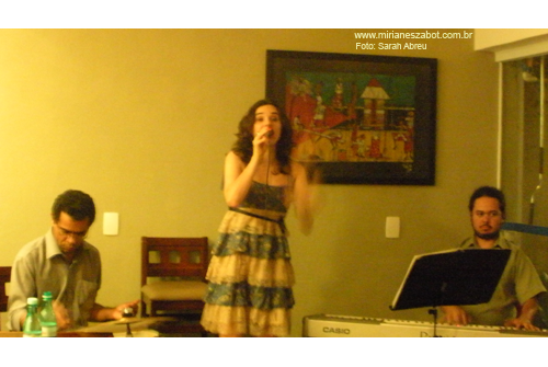(S&atilde;o Paulo 01/12/2011 - Ponto do livro - Livraria, caf&eacute; e arte) Pr&eacute;-Estreia no NOVO Show Minha Terra Alheia - Mirian&ecirc;s Zabot. Participa&ccedil;&atilde;o especial: Sarah Abreu. Piano: Felipe Siles. Percuss&atilde;o: Carlos Brito Jr. Hair Stylists: Mauro de Oliveira. Fotos: Sarah Abreu.