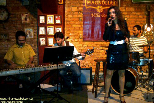 (S&atilde;o Paulo 26/06/2011 - Magn&oacute;lia Villa Bar) Show Gafieiras e Outras Verves - Mirian&ecirc;s Zabot e Banda (BAILE DE GAFIEIRA). Piano: Felipe Siles. Baixo: Giancarlo Barletta. Bateria: Paulinho Oliveira. Hair Stylists: Mauro de Oliveira. Fotos: Alexandre Rioli.