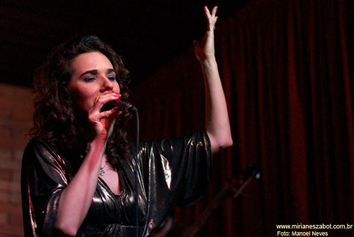 (S&atilde;o Paulo 09/11/2011 - Ao Vivo Music) Show Gafieiras e Outras Verves - Mirian&ecirc;s Zabot e Banda (BAILE DE GAFIEIRA). Viol&atilde;o: Raphael Cortezi. Baixo: Giancarlo Barletta. Bateria: Pedro Michelucci. Sax e Clarinete: Walter Eg&eacute;a. Participa&ccedil;&atilde;o Especial: Anabel Bian. Hair Stylists: Mauro de Oliveira. Fotos: Manoel Neves.